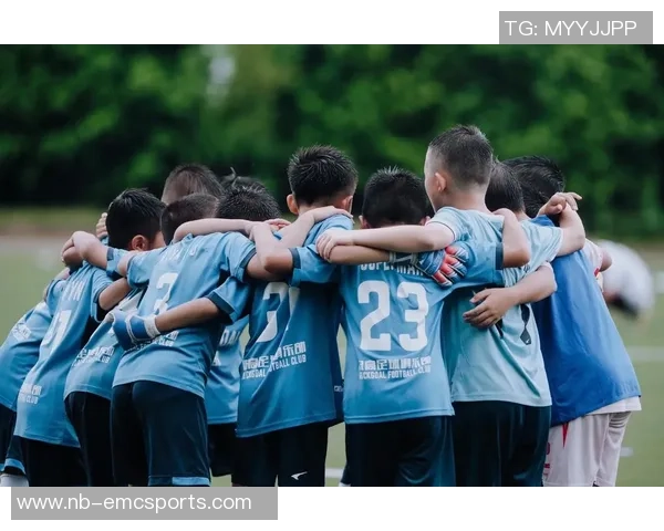 足球娱乐课：探索足球的乐趣与技巧，培养团队精神与运动意识